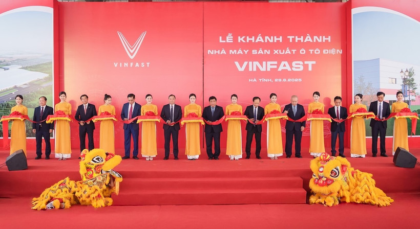 Các đại biểu thực hiện nghi thức cắt băng khánh thành nhà máy.