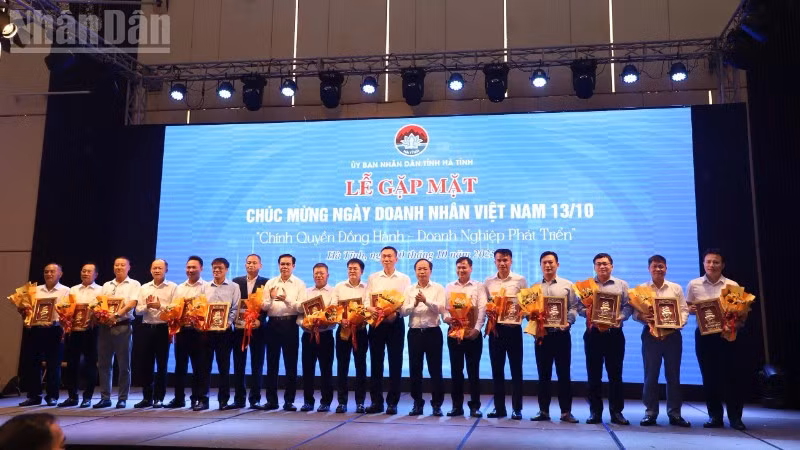 Các đồng chí lãnh đạo tỉnh Hà Tĩnh tặng hoa chúc mừng doanh nghiệp, doanh nhân trên địa bàn.