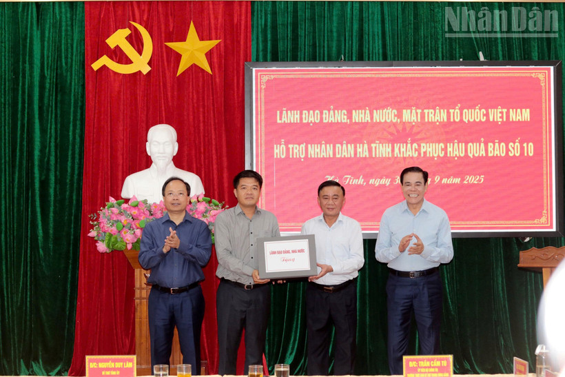 Đồng chí Trần Cẩm Tú trao tặng quà hỗ trợ của lãnh đạo Đảng, nhà nước cho nhân dân Hà Tĩnh.