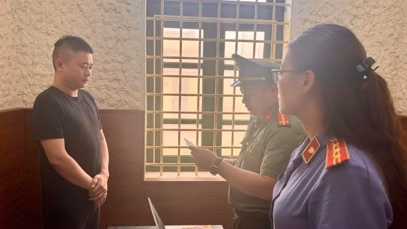 Cơ quan an ninh điều tra tống đạt quyết định khởi tố Trần Tiến Đạt.