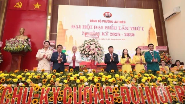 Đồng chí Nguyễn Văn Lợi, Ủy viên Trung ương Đảng, Trưởng Đoàn đại biểu Quốc hội Thành phố Hồ Chí Minh (thứ ba từ trái sang) tặng hoa chúc mừng đại hội.