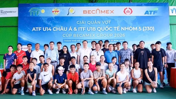Vận động viên trẻ chụp ảnh lưu niệm với Ban tổ chức Giải quần vợt ATF U14 châu Á-Cúp Becamex Group lần 3 và lần 4. 