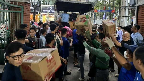 Bốc xếp hàng hoá thiết yếu lên xe để hỗ trợ bà con bị ảnh hưởng bão lũ ở tỉnh Đắc Lắk.