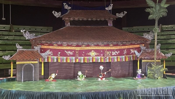 Một trong những tiết mục múa rối nước đặc sắc tại buổi biểu diễn. (Ảnh: DUY TOÀN)