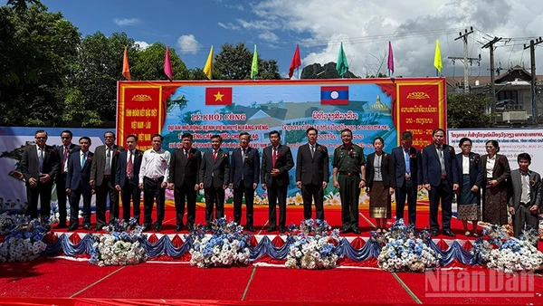 Các đại biểu tại lễ khởi công dự án. (Ảnh: TRỊNH DŨNG)
