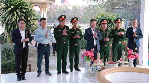 Đoàn dâng hương tại khu Di tích Liên quân Lào-Việt Nam, tỉnh Vientiane. (Ảnh: DUY TOÀN)