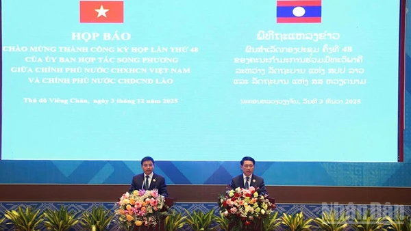 Phó Thủ tướng Lào Saleumxay Kommasith và Bộ trưởng Tài chính Việt Nam Nguyễn Văn Thắng đồng chủ trì họp báo. (Ảnh: TRỊNH DŨNG)