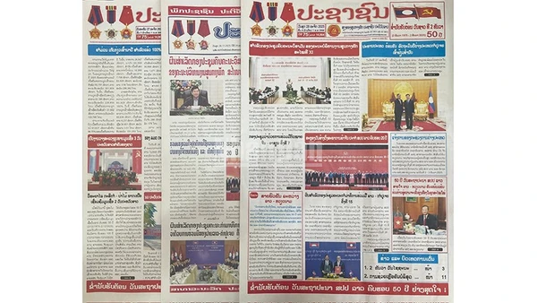 Trang nhất các tờ báo lớn của Lào mấy ngày qua đăng trang trọng các bài viết ca ngợi mối quan hệ Lào-Việt Nam. (Ảnh: DUY TOÀN)