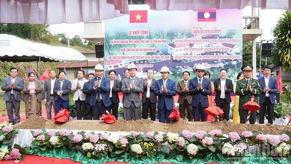 Các đại biểu làm lễ động thổ khởi công dự án. (Ảnh: DUY TOÀN)