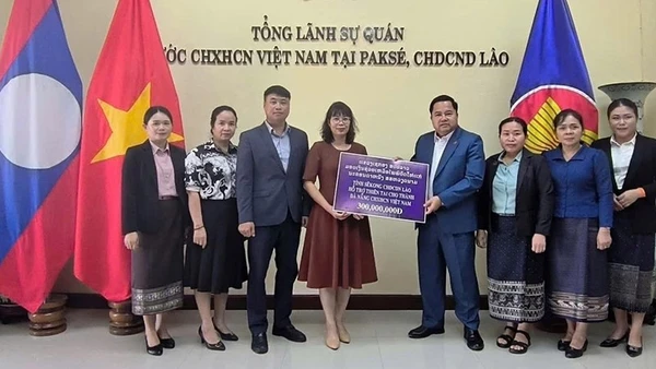 Tỉnh Sekong góp 300 triệu đồng hỗ trợ thành phố Đà Nẵng khắc phục hậu quả thiên tai. (Ảnh: Cộng tác viên)