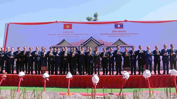 Các đại biểu tại buổi lễ. (Ảnh: DUY TOÀN)