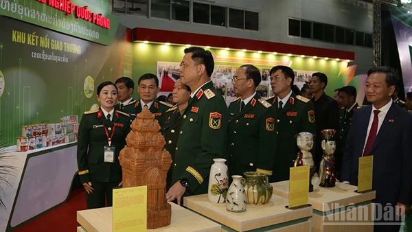 Các đại biểu tham quan các gian hàng tại hội chợ. (Ảnh: DUY TOÀN)