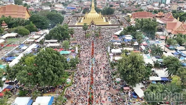 Lễ hội That Luang năm 2025 của Lào nhìn từ trên cao. (Ảnh: Cộng tác viên)