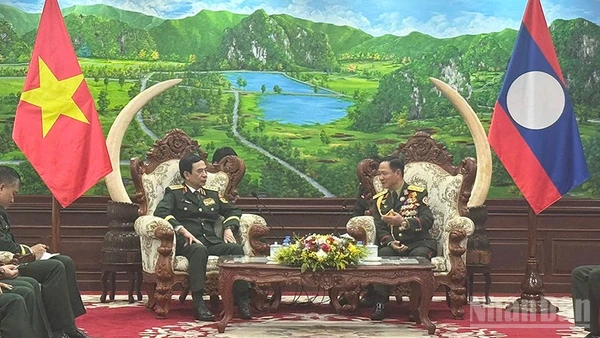 Đại tướng Phan Văn Giang và Thượng tướng Khamliang Outhakaysone. (Ảnh: TRỊNH DŨNG)