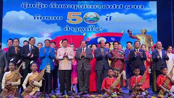 Lãnh đạo Đảng, Nhà nước Lào và Đại sứ Nguyễn Minh Tâm dự chương trình. (Ảnh: DUY TOÀN)