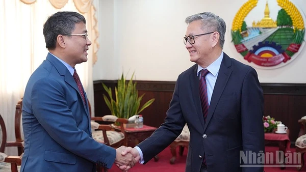 Thứ trưởng Thường trực Ngoại giao Nguyễn Minh Vũ và Bộ trưởng Ngoại giao Lào Thongsavanh Phomvihane. (Ảnh: DUY TOÀN)