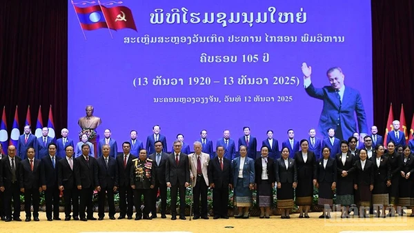 Các đại biểu chụp ảnh lưu niệm tại buổi lễ. (Ảnh: DUY TOÀN)