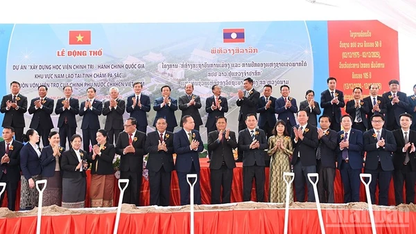 Các đại biểu tại lễ khởi công xây dựng dự án. (Ảnh: DUY TOÀN)