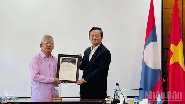 Đại sứ Nguyễn Minh Tâm trao Giải thưởng toàn quốc về Thông tin đối ngoại lần thứ XI-năm 2025 cho Nghệ sĩ quốc gia Lào, nhạc sĩ Duoangmixay Likaya. (Ảnh: DUY TOÀN)