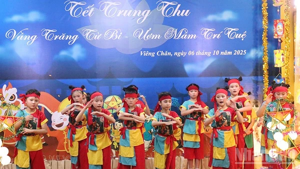 Tiết mục văn nghệ do các cháu thiếu nhi trình diễn. (Ảnh: DUY TOÀN)