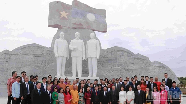 Đoàn chụp ảnh lưu niệm trước tượng đài Chủ tịch Hồ Chí Minh, Chủ tịch Kaysone Phomvihane, Chủ tịch Souphanouvong tại Công viên Hữu nghị Lào-Việt Nam ở thủ đô Vientiane. (Ảnh: DUY TOÀN)