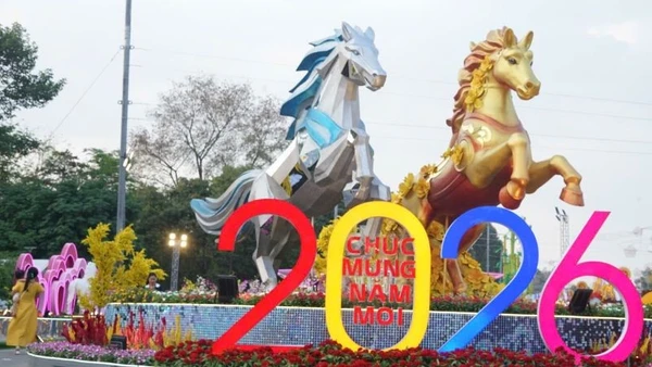 Linh vật tại lễ hội Đường hoa Xuân ở phường Bình Dương. 