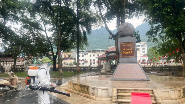 Ngay sau mưa lũ, ngành y tế tỉnh Tuyên Quang tập trung tiêu độc, khử trùng tại nơi công cộng tại phường Hà Giang 1. 