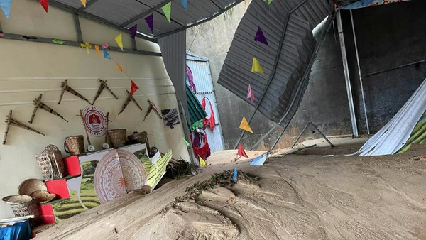 Mưa lớn khiến nước và bùn đất tràn vào khuôn viên Trường Phổ thông Dân tộc bán trú Tiểu học và Trung học cơ sở Thàng Tín gây hư hỏng cơ sở vật chất. 