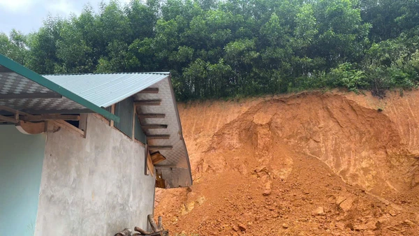 Xã Xuân Vân, tỉnh Tuyên Quang di dời khẩn cấp nhiều hộ dân ra khỏi vùng sạt lở.