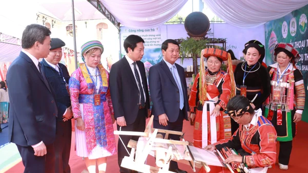 Các đại biểu thăm quan gian trưng bày, giới thiệu sản phẩm tại Đại hội đại biểu Hội Nông dân tỉnh Tuyên Quang. 