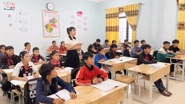 Hơn 300 học sinh ở xã Thàng Tín trở lại trường sau 2 ngày nghỉ do ảnh hưởng mưa lớn.