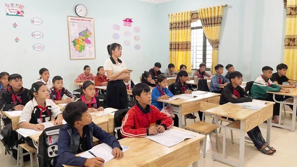 Hơn 300 học sinh ở xã Thàng Tín trở lại trường sau 2 ngày nghỉ do ảnh hưởng mưa lớn.