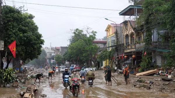 Đường Lý Thường Kiệt, phường Hà Giang 2 ngập ngụa bùn đất sau trận lụt lịch sử.
