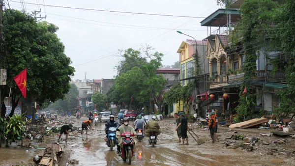 Đường Lý Thường Kiệt, phường Hà Giang 2 ngập ngụa bùn đất sau trận lụt lịch sử.