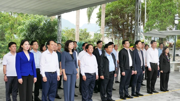 Phó Thủ tướng Nguyễn Chí Dũng đến dâng hương, dâng hoa tại Nghĩa trang Liệt sĩ Vị Xuyên, tỉnh Tuyên Quang.