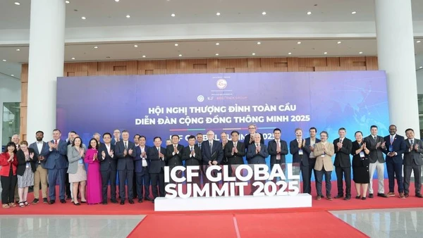 Lãnh đạo Thành phố Hồ Chí Minh chụp hình lưu niệm cùng các đại biểu dự hội nghị.