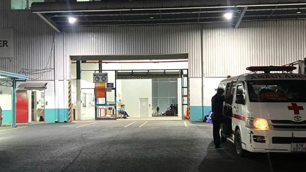 Xe cứu thương đến hiện trường để đưa các nạn nhân đi cấp cứu ngay sau khi tai nạn xảy ra.