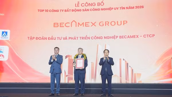 Ông Nguyễn Văn Thanh Huy, Phó Tổng Giám đốc Tập đoàn Becamex nhận vinh danh Top 10 Công ty bất động sản công nghiệp uy tín năm 2026.