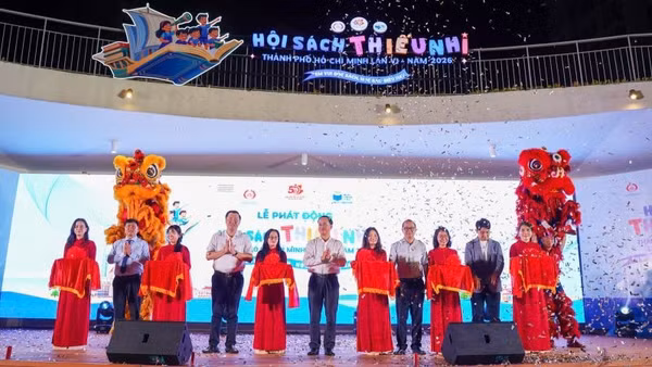 Các đại biểu thực hiện nghi thức phát động hưởng ứng Hội sách Thiếu nhi Thành phố Hồ Chí Minh lần thứ VI.