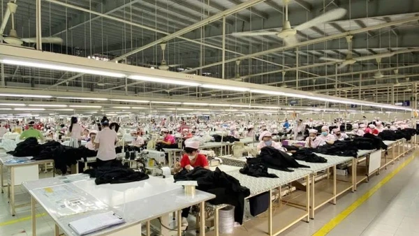 Công nhân lao động may mặc quần áo tại Công ty TNHH Panko Via. 