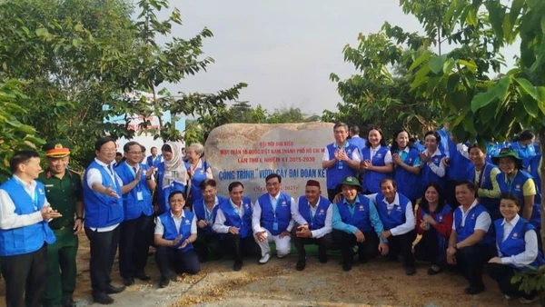 Lãnh đạo Ủy ban Mặt trận Tổ quốc Việt Nam Thành phố Hồ Chí Minh chụp ảnh lưu niệm với các tổ đại biểu. 