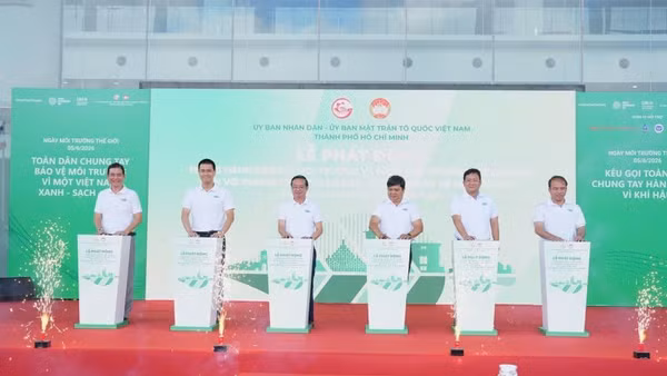 Các đại biểu thực hiện nghi thức lễ phát động. 