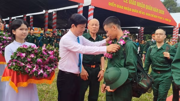 Đồng chí Võ Văn Minh, Ủy viên Trung ương Đảng, Phó Bí thư Thành ủy, Chủ tịch Hội đồng nhân dân Thành phố Hồ Chí Minh chúc mừng và động viên các tân binh lên đường làm nghĩa vụ thiêng liêng với Tổ quốc.