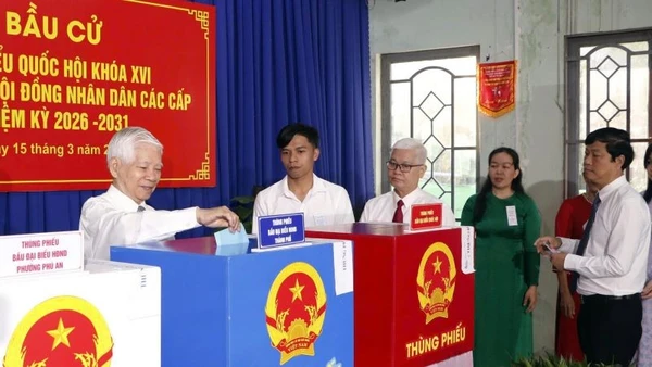 Nguyên Chủ tịch nước Nguyễn Minh Triết bỏ phiếu bầu cử tại khu vực số 26, khu phố Phú Thuận, phường Phú An, Thành phố Hồ Chí Minh.