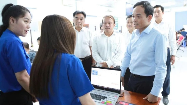 Bí thư Thành ủy Thành phố Hồ Chí Minh Trần Lưu Quang khảo sát tại Trung tâm phục vụ hành chính công phường Bình Dương. 