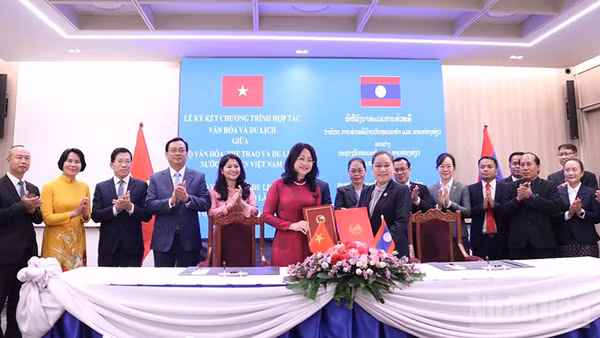 Ký kết Chương trình hợp tác văn hóa và du lịch giữa Bộ Văn hóa, thể thao và du lịch Việt Nam với Bộ Văn hóa và du lịch Lào giai đoạn 2026-2030. (Ảnh: DUY TOÀN)