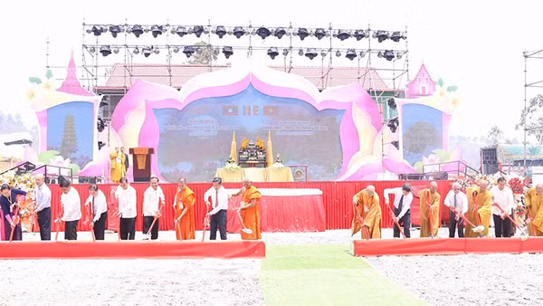 Các đại biểu thực hiện nghi thức Lễ khởi công xây dựng Chính điện chùa Hữu Nghị-Khu điện thờ các Anh hùng liệt sĩ Lào-Việt Nam. (Ảnh: DUY TOÀN)