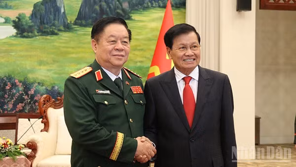 Đại tướng Nguyễn Trọng Nghĩa (bìa trái) chào xã giao Tổng Bí thư, Chủ tịch nước Lào Thongloun Sisoulith. (Ảnh: DUY TOÀN)