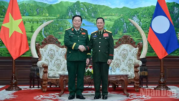 Đại tướng Nguyễn Trọng Nghĩa (bìa trái) và Đại tướng Khamliang Outhakaysone. (Ảnh: TRỊNH DŨNG)