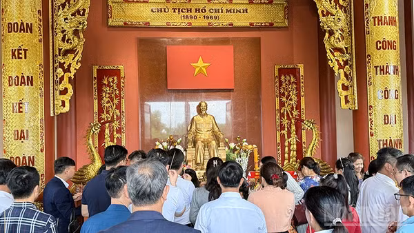 Đảng ủy, cộng đồng người Việt Nam tại Lào dâng hương tại Khu lưu niệm Chủ tịch Hồ Chí Minh ở bản Xiengvang, huyện Nongbok, tỉnh Khammouane, Lào. (Ảnh: TRỊNH DŨNG)